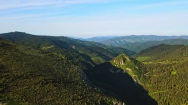 Dağ Manzarası Perspektif Sis Parallaks İHA 'sını İndirComment