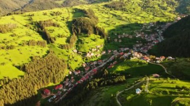 Uçsuz bucaksız Topraklar Yeşil Çimenler Çalı Uçurumları Uçurumluyor