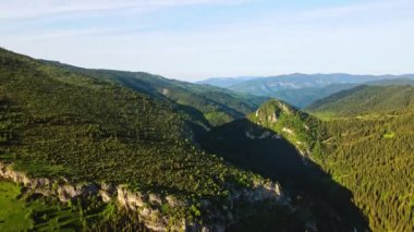 Bir Tepe Dağı 'nın arkasından Reveal Yolu' na ve Eski Ev Drone 'una inin.