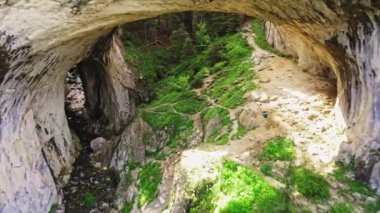 Büyük mağaranın içine dalın ve Görünmez Halat İz İHA 'sını Yukarı Çıkın