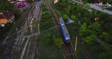 Tren Seyrüsefer Demiryolu Yıpranmış Depo Endüstriyel Bölgesine yaklaşıyor Şafak Şafağı Canlı Renkler Hava Aracı