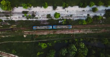 Uzak Bataklık Tundra Bölgesi 'nde Modern Tren Duraklaması Havadan Aşağı İniş Aracı