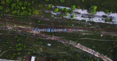 Bataklık Bölgesi 'nden geçen küçük tren kompozisyonunu takip et.