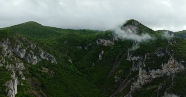 Fpv Bulut Kaplı Dağ Tepesine Dalış Geniş Manzara Buharı Tropikal Yaz Dronu
