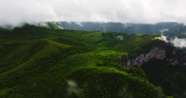 Dağ Tepesi Yeşil Vadisi Vratsa yakınlarında Yoğun Bulutlar Altında Ortaya Çıktı Bulgaristan Hava Yüksek İrtifa Hava Aracı