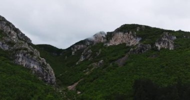 Keskin Uçurumlar, Kara Yağmur Bulutlarıyla kaplı meşhur zeminlere tırmanıyor Tropik Hava Manzarası Dronu