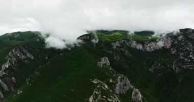 Sharp Cliffs Dağı Tepesi Bulutlara dokunuyor Canlı Hava Manzarası Dronu