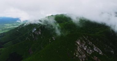 Thich Yağmurunun Altındaki Yeşil Dağ Tepelerinin Ortaya Çıkarılması Yağmurlu Bulutlar Vratsa Kırsal Bulgar Dronu