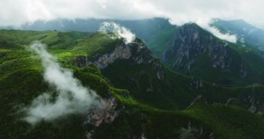Bulut Oluşturma Buharlaştırma Nem Canlı Yeşil Dağ Sırası Küçük Kırsal Şehir Havacılık Yörüngesi Dronu