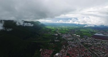 Temiz Hava Bulutları Sıcak Yaz Günü Küçük Doğu Avrupa Şehri Vratsa Bulgaristan 'ın Hava Yüksek İrtifası İHA Geniş Görünümlü Uçağı Üzerine Şekil Veriyor