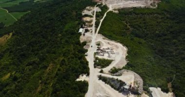 Uzman Kamyon Kazı Alanından Geçerek Kazıyor Hava İndirme İHA Operasyonu