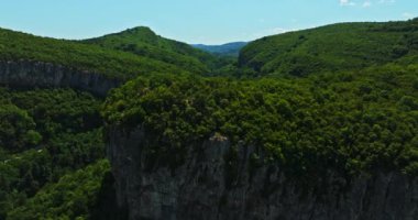 Antik Nehir Yatağı Oluşturulmuş Dağ Meandre Yeşil Orman Balkanlarıyla Kaplanmış İnsansız Hava Aracının Üzerinde Uçuyor