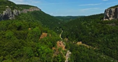 Tarihi Manastır ve Tran izleri yüksek uçurumlarla çevrili bir vadide gizlidir.