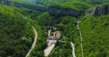 Bulgaristan 'ın Kırsal Bölgesindeki Hava Sahnesi Tarihi Kültür Mirasları Şapel Manastırı İHA Odaklanıyor
