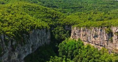 Doğal Nehrin İçinde Saklı Yapı Oluşturuldu Uçurumun İçindeki Çukur Kırsal Bulgaristan Uçurumu Uçuruma Yakınlaştır