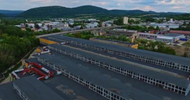 Yıpranmış Eski Binaları Yeni Modern İnşaat Doğu Avrupa 'dan Ayıran Ana Yol İHA' nın Üzerinden Uçuyor