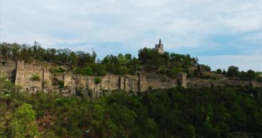 Tarihi Çar, Bulgaristan 'ı Veliko Tarnovo Eski Kent Duvarı Kilisesi Bayrağı Bulutlu Yaz Günü İHA' sını Çekti