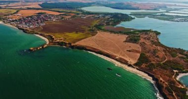 Bulgaristan 'ın Sıcak Yaz Günü Deniz İnsansız Hava Aracı Yükseklik Perspektifi Gökyüzü Sahillerinin Canlı Manzarası Temiz Su Havası