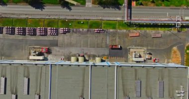Kırsal Depo 'da Profesyonel Hızlı Forklift Operatörü Sunny Day Hava Yüksek İrtifa İniş Dronu