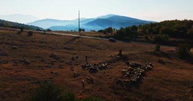Derin Mavi Puslu Sırp Dağlarının Arkasında Suyun Etrafında Sürünen Koyun Sürüsü Drone 'u Hâlâ Vuruyor