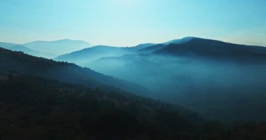 Lush Green Hills ve Serene Blue Mountain Layers Nemli Sabah Sisi Hava Aracı