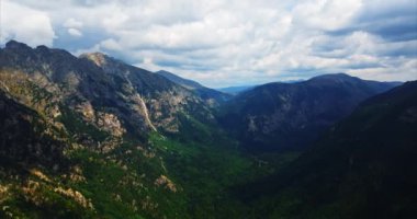 Rila Dağı 'ndaki Resimli Vadi' nin Üzerinden Geçen Bulutlar Bulgaristan 'ın Hava Hızı Hızlandırıcı Manzaralı İnsansız Hava Aracı