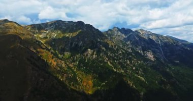 Rila 'nın Büyük Dağ Zinciri' nin Vibrant Sırtı Bulgaristan Taş Irmakları Evergreen Ormanları Hava Aracı