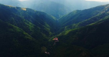 Rila Manastırı, yoğun bir dağ vadisinde, sıcak bir yaz gününde, canlı güneş ışınlarıyla gizlenmiş.