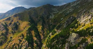 Canlı Dağ Aralığı Manzarası Rila 'nın Günbatımından Uzaklaşan Hava Görüntüsü Doğu Avrupa Drone' u
