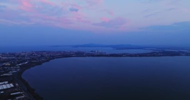 Burgaz Koyu 'nun Üzerinde Canlı Günbatımı Mavi Saati Bulgaristan Kara Köprüsü Ana Karayolu Gemisi Hava Yüksek İrtifa İnsansız Hava Aracı Görünümü