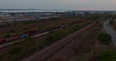 Deniz kenarı Lojistik Merkez Ağı Tren Rayları Depoları Hava İndirme Günbatımı Dronu