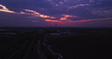 Fabrika Enerji Santrali Gaz Hatları Havadan Alçalma Neon Enerjisi Eğimli Görkemli Günbatımı Dronu