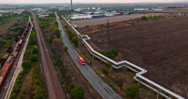 Kırmızı Otobüs Giriyor Kirli Endüstriyel Alanı Gaz Boruları Demiryolu Havadan Takip Aracı