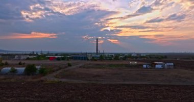 Deniz kenarındaki sanayi bölgesinde kuş göçü Doğu Avrupa Limanı Vibrant Sunset Arkaplan Hava Arkaplanı İnsansız Aracına Yakınlaşma