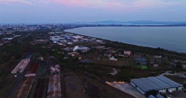 Burgaz Bulgaristan 'ın kenar mahallelerindeki sanayi tesislerinin günbatımında mavi saat görüntüsü
