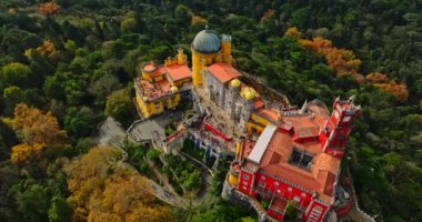 Sintra Portekiz 'de Güneşli Gün Yüksek Tepe Uçağı Perspektifindeki Turistlerle dolu Ortaçağ Şatosu