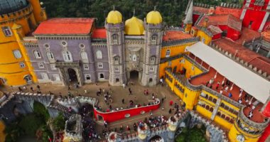 Sintra Portekiz 'deki Ünlü Pena Sarayı Kalesini Keşfeden Turistler Hava Enerjisi Uçağı Yükseliyor