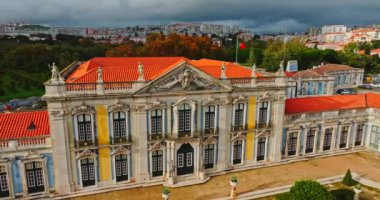 Queluz Sarayı 'nın Tarihi Sarayı Modern Apartman Binaları' nın Arkaplanına Karşı Sıcak Yaz Günü