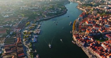 Göz kamaştıran Kuşlar Porto Nehri 'nin Hayat Kayıklarıyla Patlayan Perspektifi Turistlerin Resimli Günbatımı İnsansız Hava Aracı Eğilimi