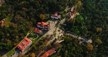 Bom Jesus Katedrali ve Merdiven Tarihi Barok Başyapıtı Çevrelenmiş Vibrant Forest Hills Hava Aracı