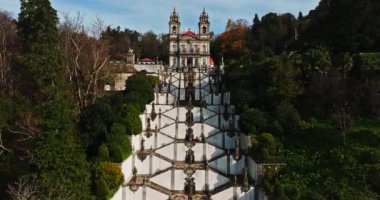 Bom Jesus 'un Anıtsal Merdiveni Karmaşık Barok Tasarım Heykelleri Mozaik Uçağı Kapatma Ayrıntıları