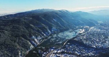 Donmuş Göl 'e bakan dağ kulübesi. Küçük bir köy. Drone' a yakınlaş.