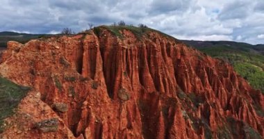 Fpv Hava Geçidi Büyük Kızıl Clay Dune Doğal Piramit Tepeleri Orman Bulutlarını Bulutlandırdı