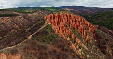 Şaşırtıcı Hava Enerjisi Yörüngesi Red Ridge Tepesi Dağ Manzara Gösterisi Bulgaristan Rila İnsansız Hava Aracı