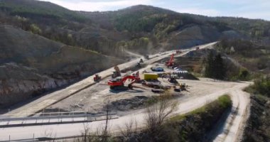 Yeni Yol Yapımı Modern Ağır Görev Makineleri Güneşli Gün Drone 'unun Üzerinde Uçuyor