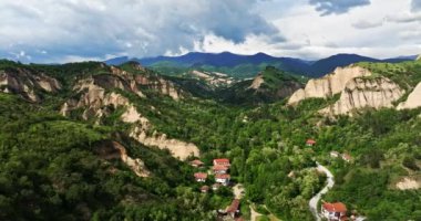 Büyük Vadi Kuru Çamur Tepeleri Ormanı Buhar Bulutları Yaklaşan Hava Dalışı Dronu
