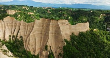 Benzersiz Doğal Fenomen Melnik Piramitleri Küçük Bulgaristan Kırsal Köyünü çevreleyen Yüksek Tepeler Hava Aracı