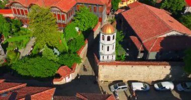 Plovdiv 'deki Eski Kilise Çan Kulesi Rönesans Evleri Bulgaristan' ın Hava Yörüngesi Yaz Gününde İHA Yükseliyor
