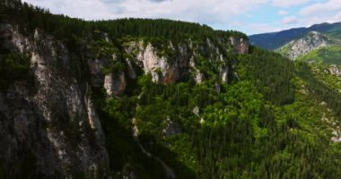 Doğu Avrupa 'da Dağ Uçurumundan Yol Geçidi Rodop Drone