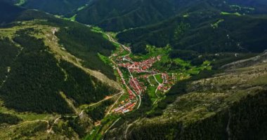 Küçük Dağ Köyü Çiftlik Hayvanları Güneş Bulutlu Gün Yüksek İrtifa Hava Aracı